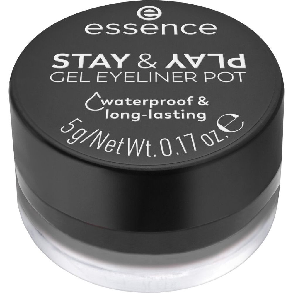 Gros plan d'un pot de gel eyeliner noir avec couvercle fermé. Le couvercle porte la mention "Essence Stay & Play".