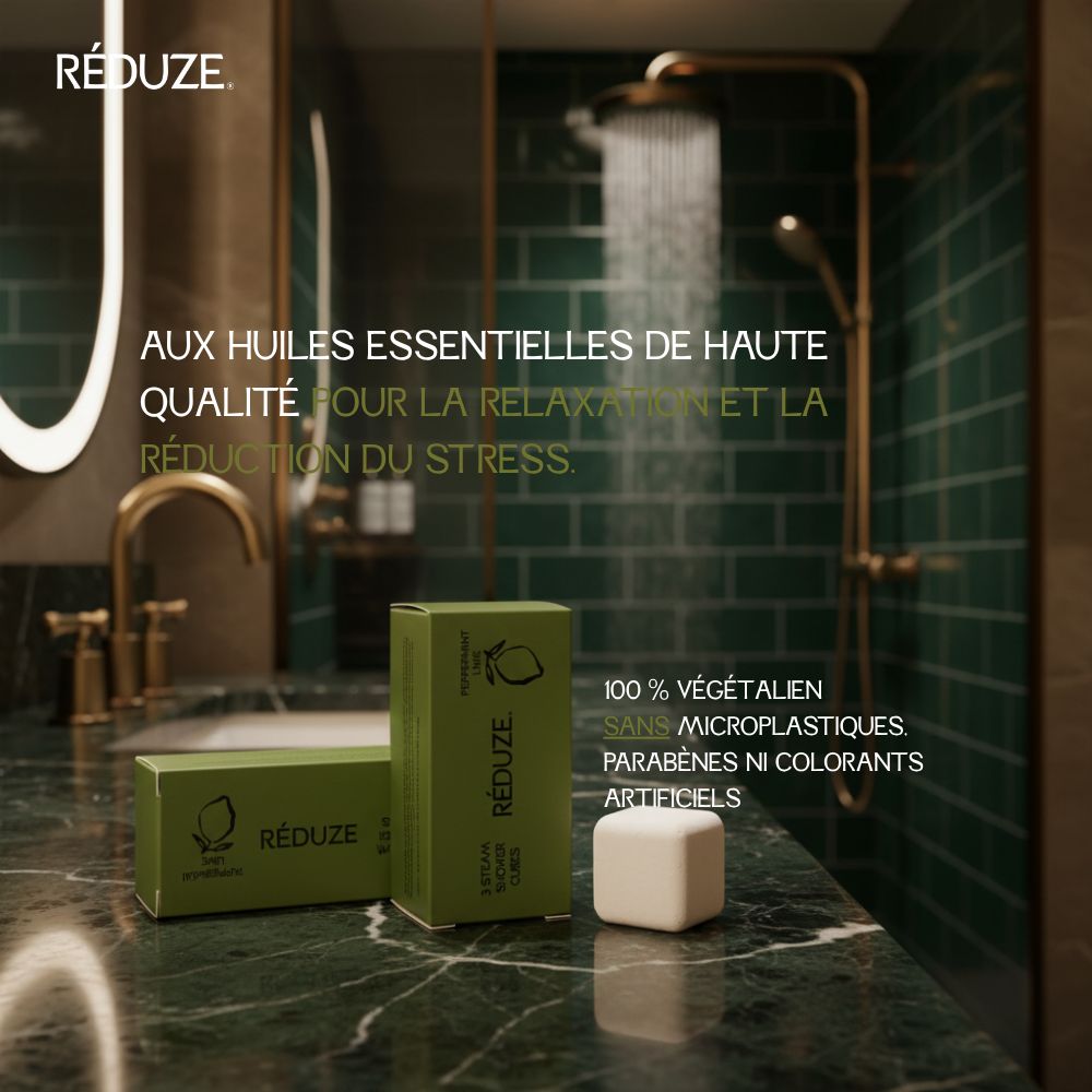 Deux boîtes vertes et un cube de douche. Texte : RÉDUZE. 100% végétalien, sans microplastiques.