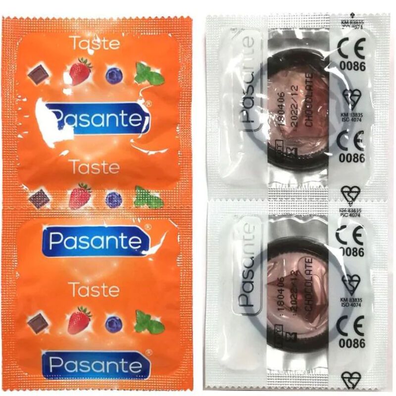 Twee individuele condoomverpakkingen. Opschrift: Pasante Taste. CE-markering. Opdruk: 2022/12 Chocolate.