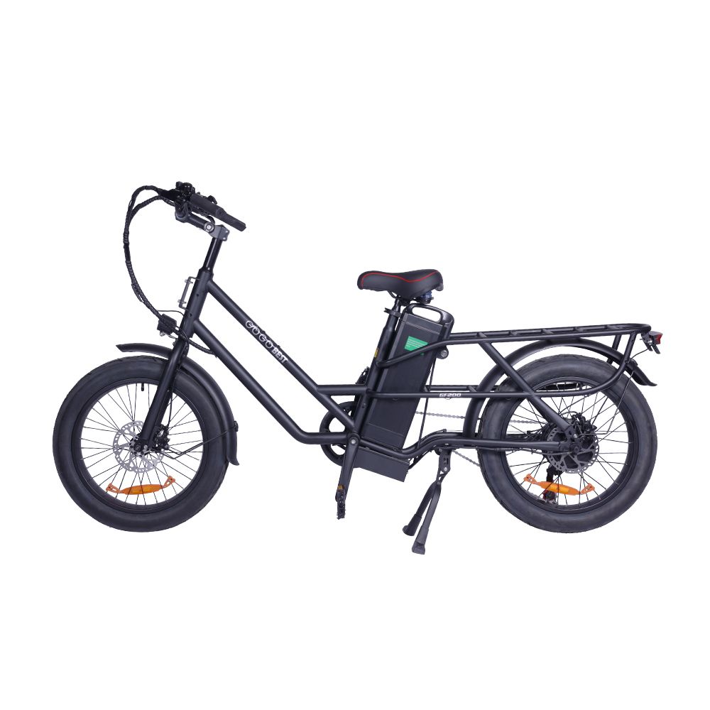 Zwarte elektrische bakfiets. Zichtbaar: batterij, zadel, stuur, banden. Opschrift: GOGOBEST. Bagagedrager.