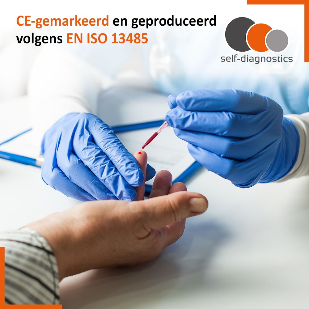 Persoon met blauwe handschoenen neemt bloed af van vinger. CE-gemarkeerd en geproduceerd volgens EN ISO 13485.