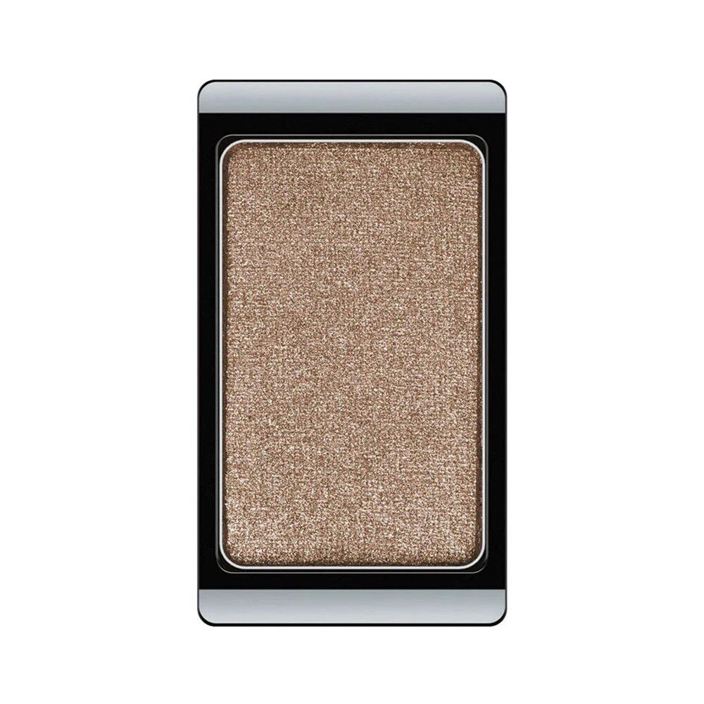 Un fard à paupières unique dans un boîtier noir avec un bord argenté. Le fard à paupières est brun clair.