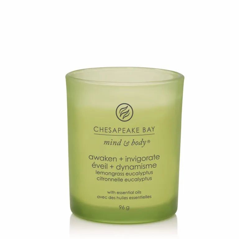 Bougie verte en verre. Inscription: Chesapeake Bay mind & body, awaken + invigorate, 96 g.