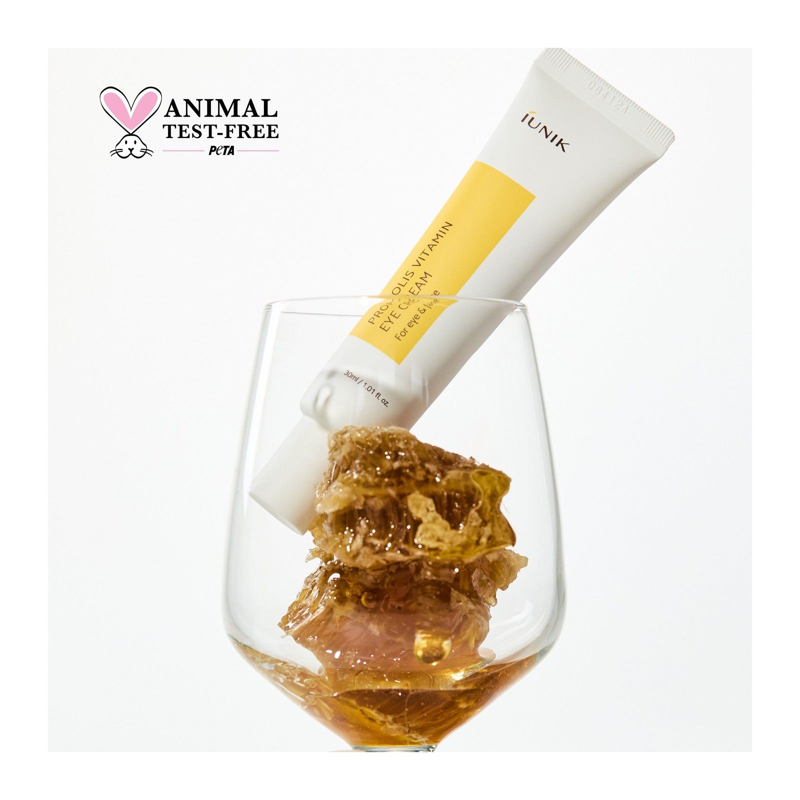 Tube iUNIK Propolis Vitamin Eye Cream dans un verre avec nid d'abeille et miel. Sceau PETA.