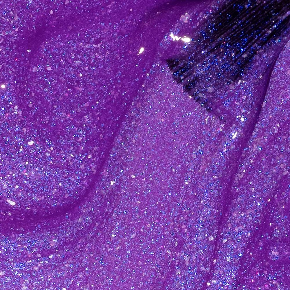 Paarse nagellak met glitter. De kwast is gedeeltelijk zichtbaar.