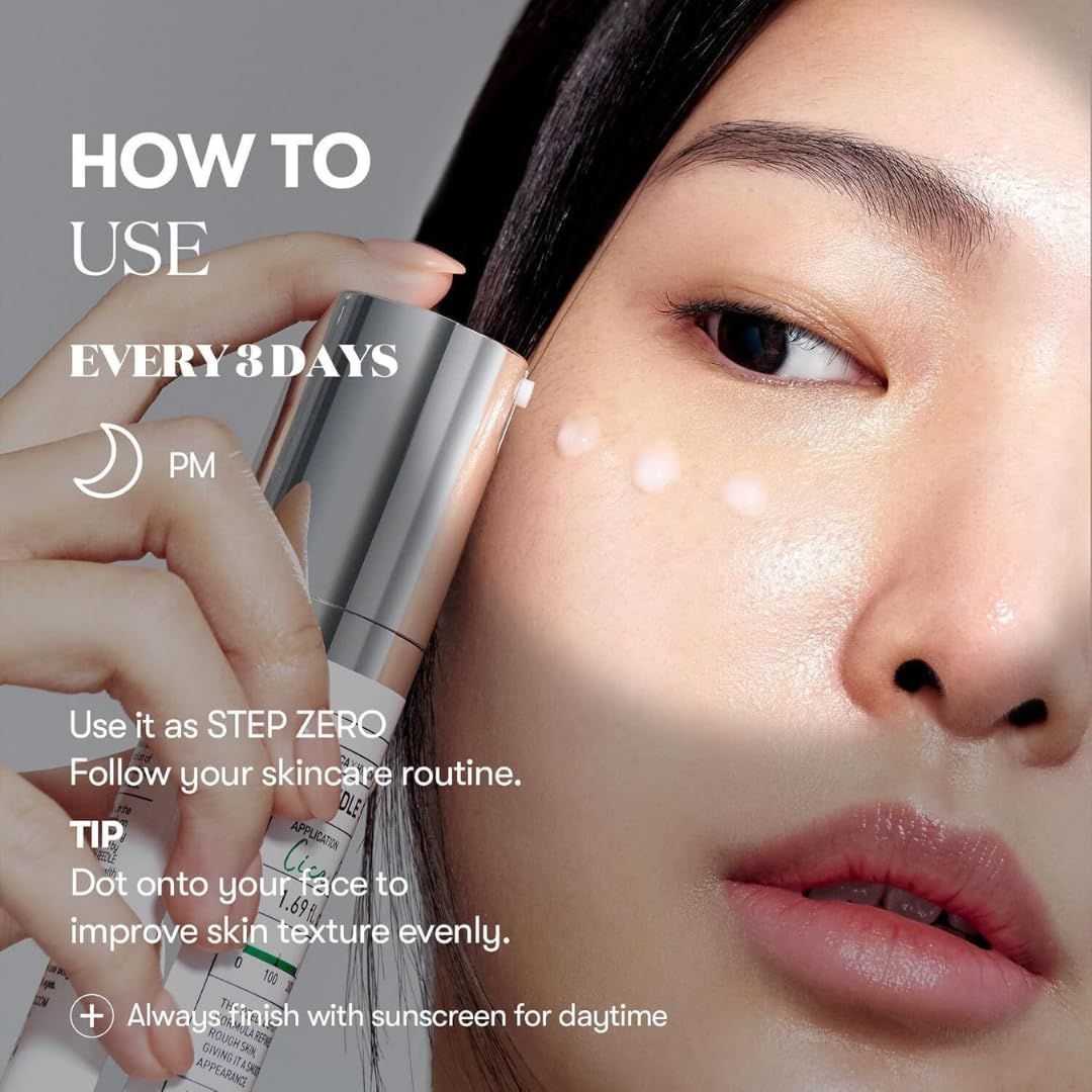 Vrouw brengt VT COSMETICS 300 Reedle Shot aan. Fles met wit etiket. Tekst: HOW TO USE, EVERY 3 DAYS.