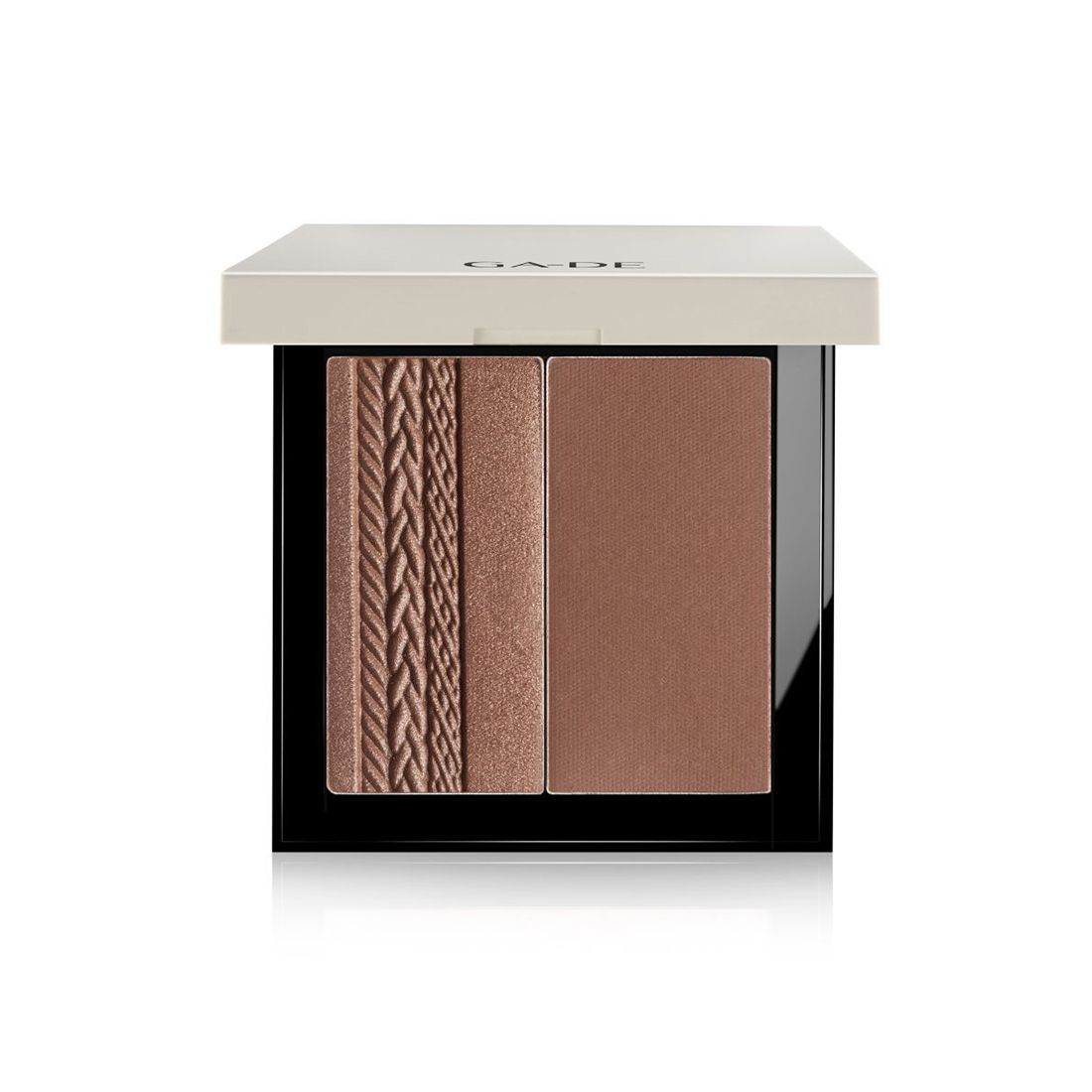Blush compact avec deux teintes. La marque GA-DE est visible sur le couvercle. Le produit est de forme rectangulaire.