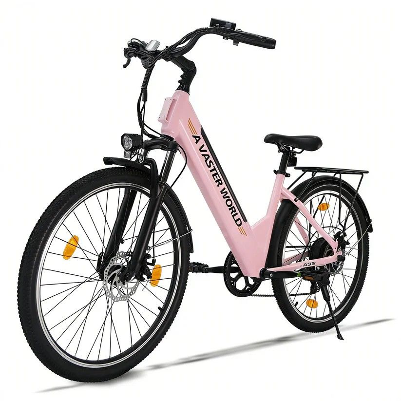 Vélo électrique rose avec cadre noir. Détails visibles : phare, porte-bagages, garde-boue et inscription "A VASTER WORLD".