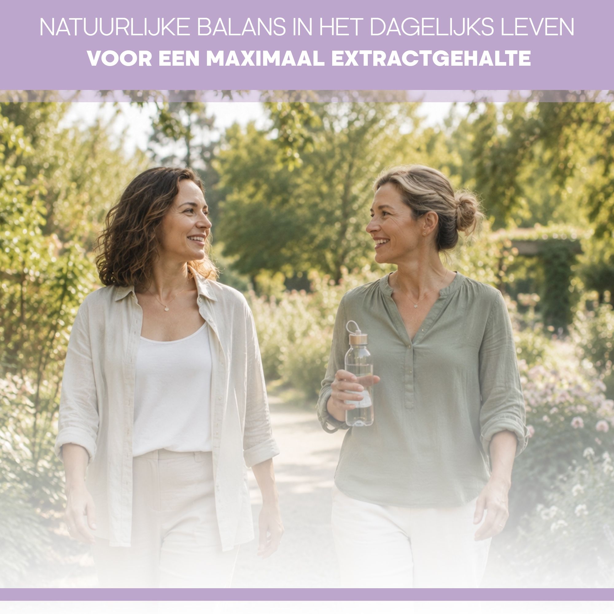 Twee vrouwen lopen lachend door een park. Natuurlijke balans in het dagelijks leven.