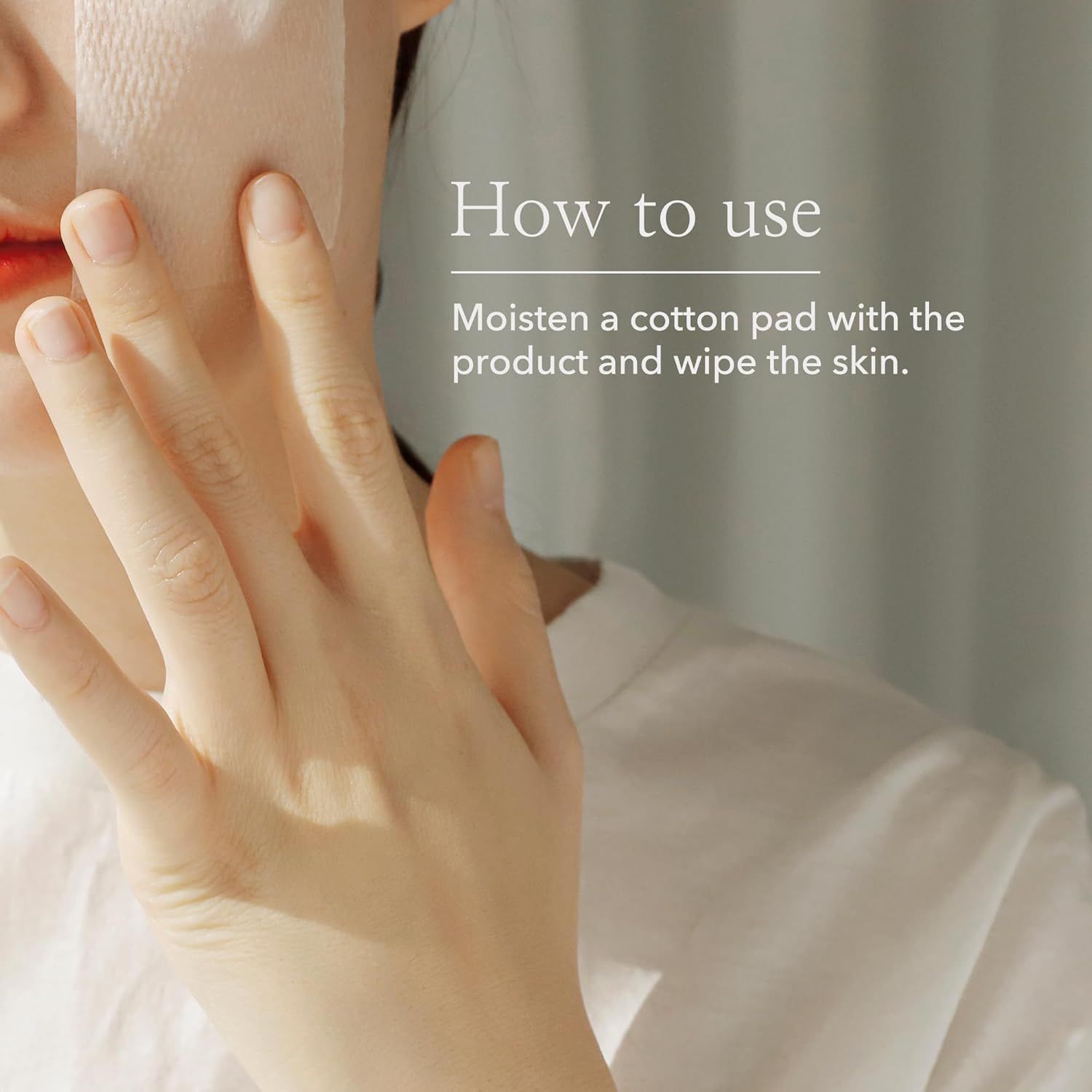Persoon gebruikt een watje. Tekst: Hoe te gebruiken, Bevochtig een watje met het product en veeg de huid af.