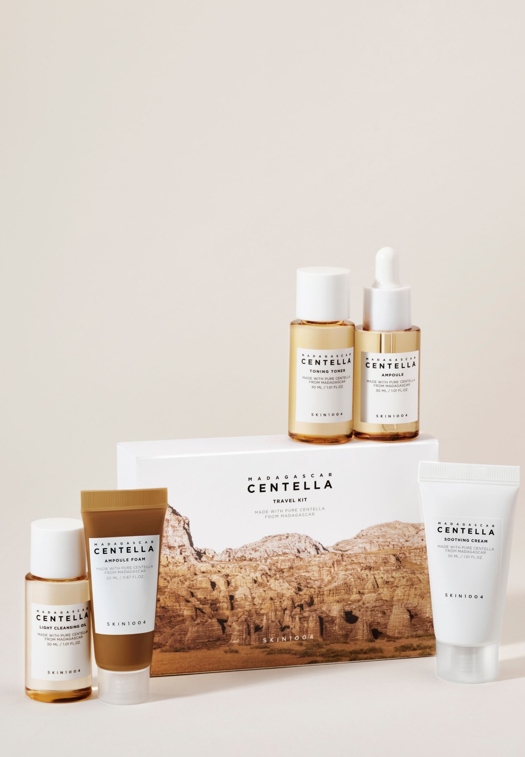 Reisset met huidverzorgingsproducten. Bevat flesjes en tubes in verschillende maten. Verpakking met landschap.