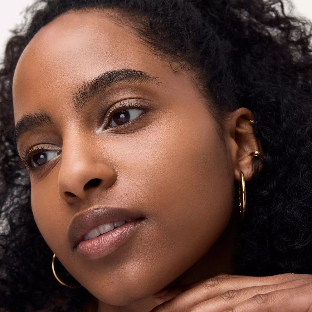 Gros plan d'une femme avec du khôl sur la paupière inférieure.