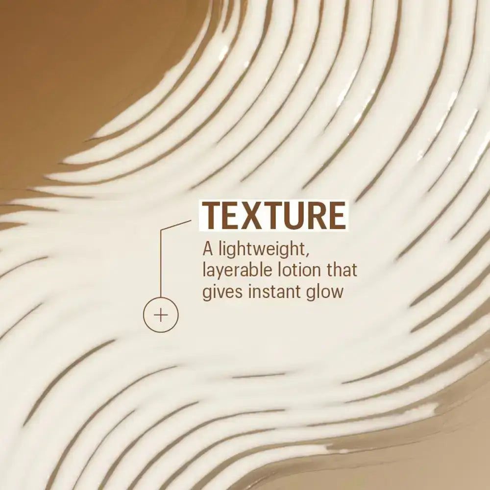 Textuur van de ALLIES OF SKIN Sunless Tan SPF 50 lotion: lichtgewicht en opbouwbaar voor directe glans.
