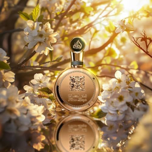 Gouden fles voor bloemen. Ronde fles, zwarte dop. Reflectie in spiegel. Bloemen op de achtergrond.