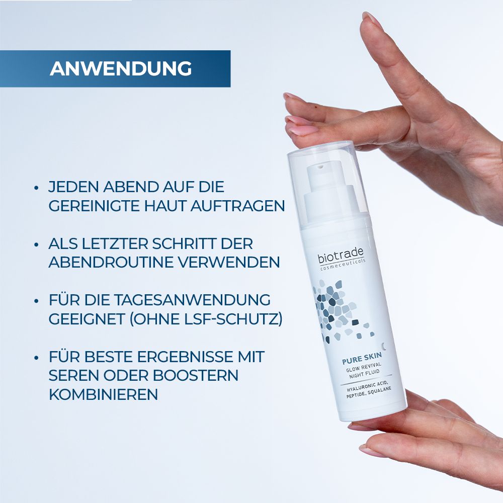 Mains tenant un flacon blanc. Texte : Pure Skin Glow Revival Night Fluid. Contient de l'acide hyaluronique, des peptides, du squalane. Sur fond bleu.
