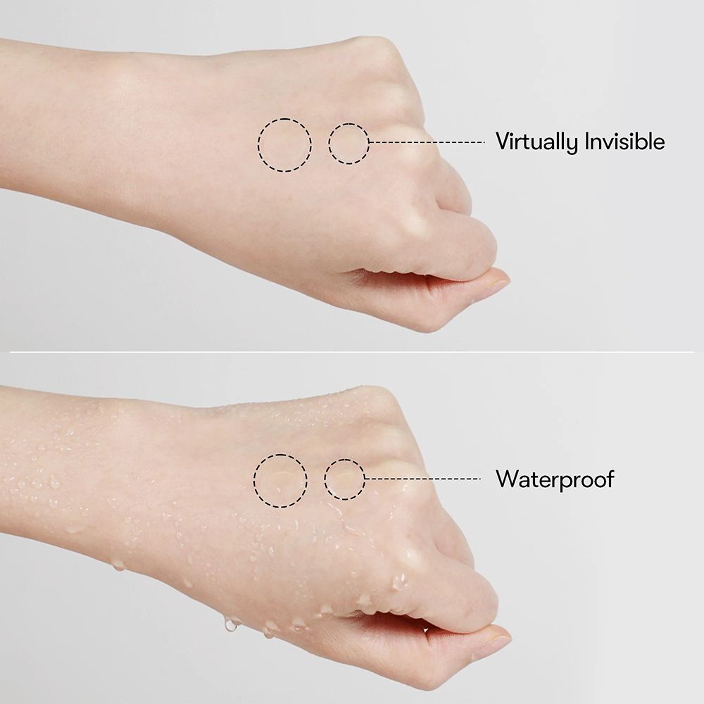 Twee handen met ronde pleisters. Tekst: Vrijwel onzichtbaar en waterdicht. Water op een hand.