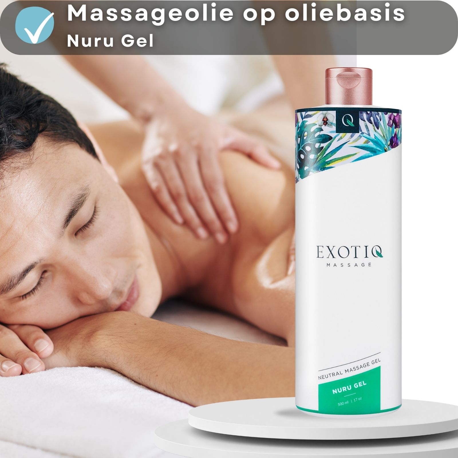 Man krijgt massage. Witte fles. Opschrift: EXOTIQ MASSAGE. Roze dop.
