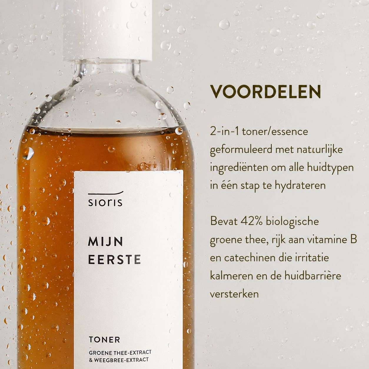 Close-up van een Sioris Mijn Eerste Essener fles met waterdruppels, tekst in het Nederlands.