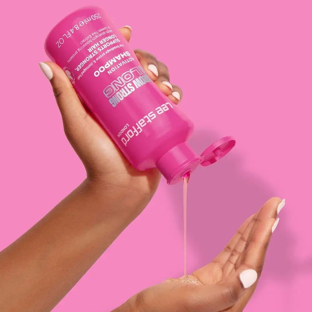 Main versant du shampooing activateur LEE STAFFORD Grow Strong & Long d'une bouteille.