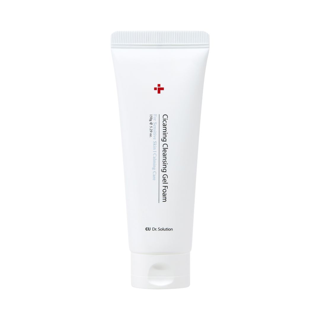 Witte tube met rood kruis en tekst "Cicaming Cleansing Gel Foam". Merk: CUSKIN Dr. Solution.