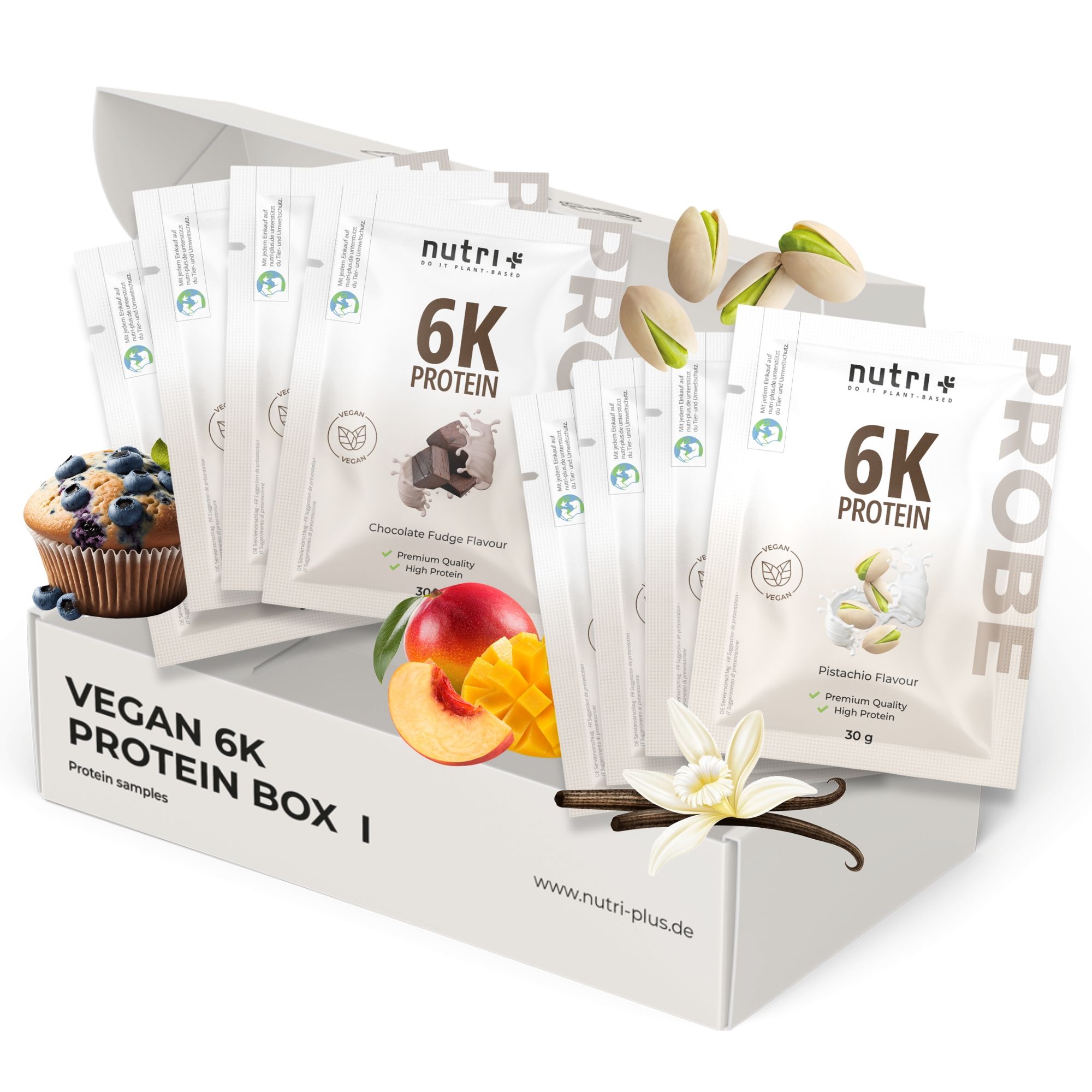 Open doos met proefzakjes nutri+ 6K Vegan Protein. Verschillende smaken. Decoratie met fruit en vanille.