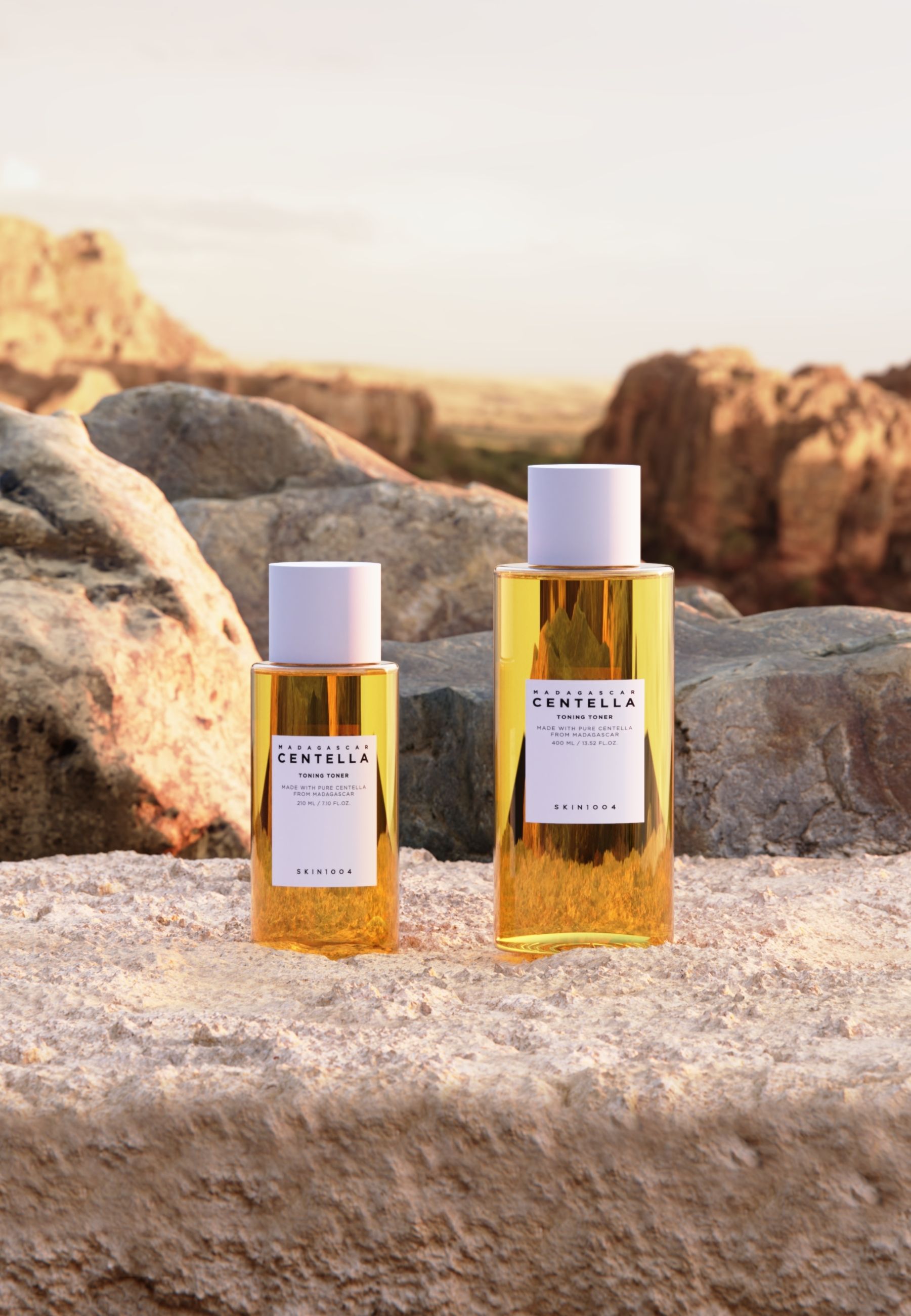Twee flessen toner op rotsen. Een kleine en een grote fles.