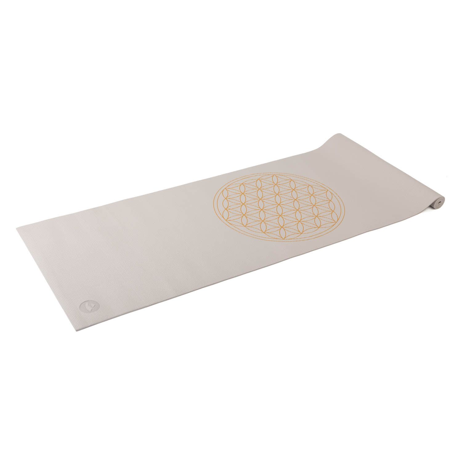 Beige yogamat met Flower of Life design, gedeeltelijk opgerold. Gouden print.
