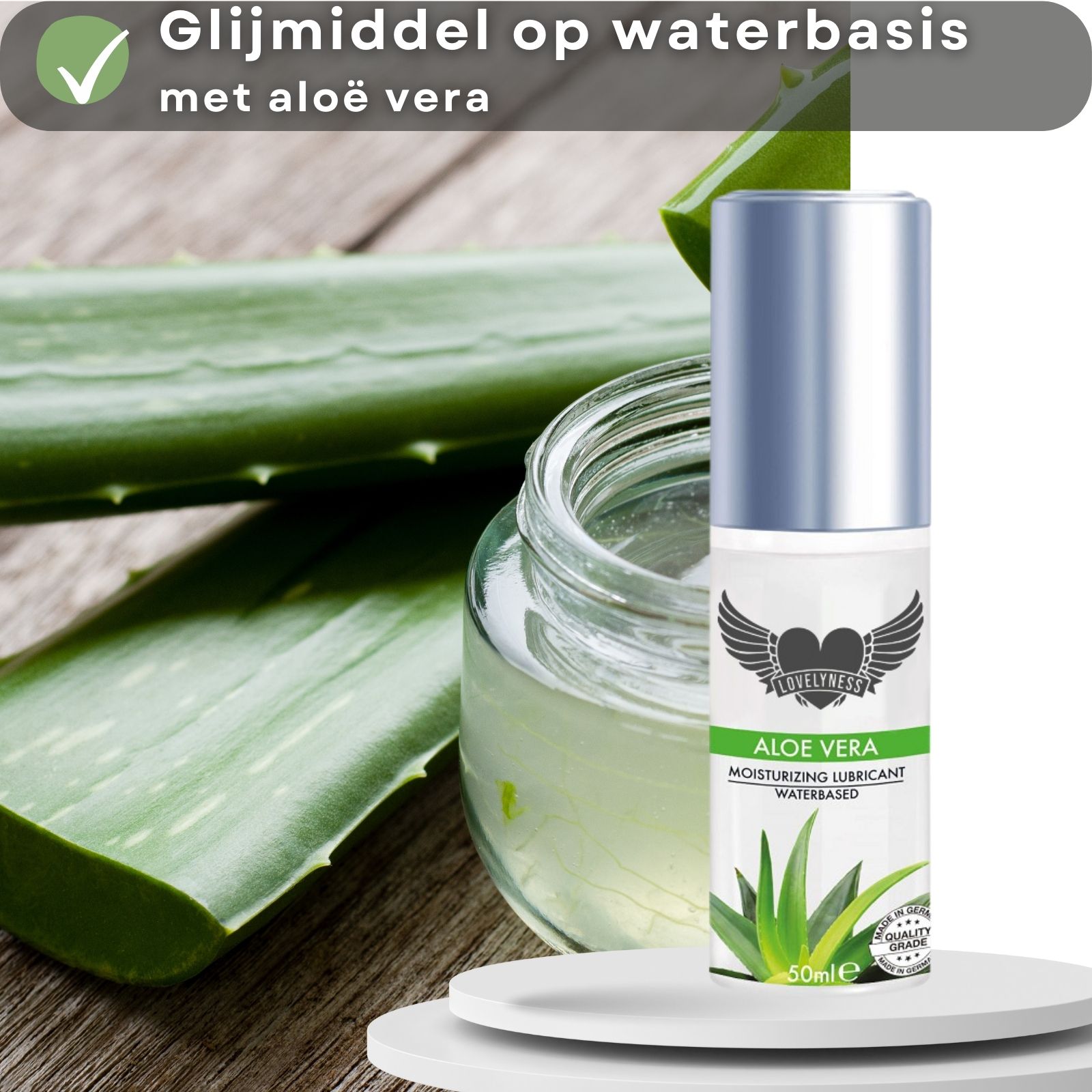 Glijmiddel fles met tekst. Aloe Vera, Moisturizing Lubricant, Waterbased. Aloë vera bladeren en gel. Tekst: Glijmiddel op waterbasis, met aloë vera.