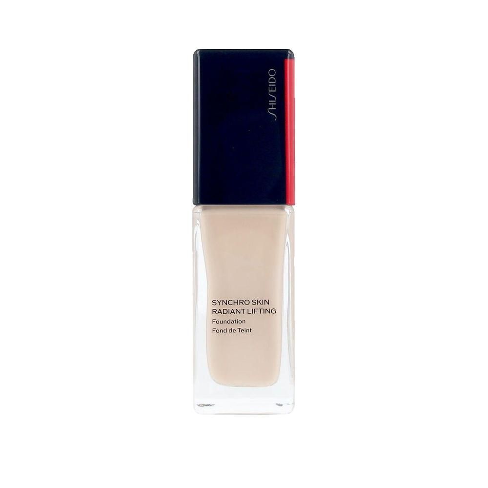 Flacon de fond de teint Shiseido Synchro Skin Radiant Lifting. Forme rectangulaire, base transparente, bouchon noir avec accent rouge. Inscription.