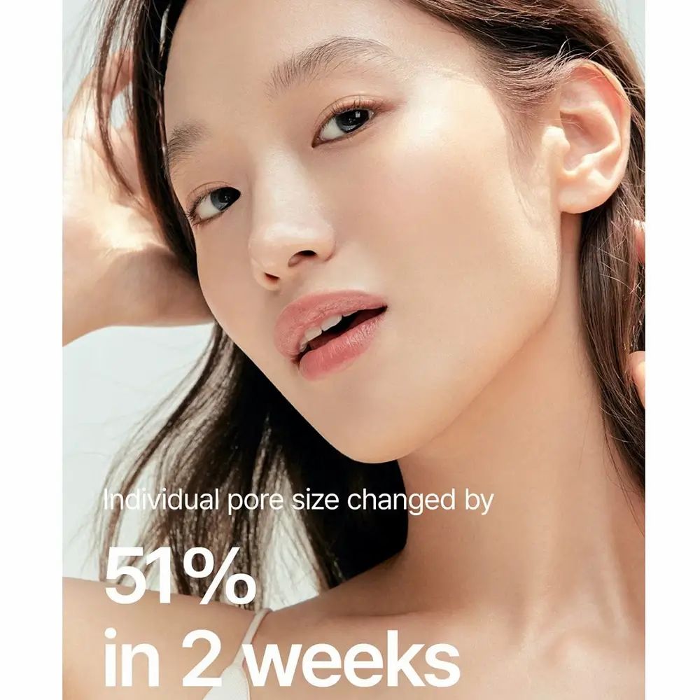 Gezicht van een vrouw. Tekst: Poriegrootte vermindert met 51% in 2 weken.