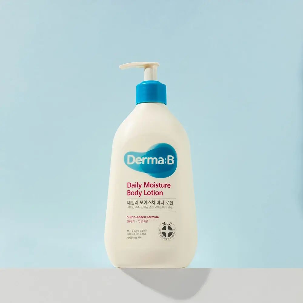 Witte fles met blauwe pomp. Opschrift: Derma:B Daily Moisture Body Lotion. Koreaanse tekst en logo.