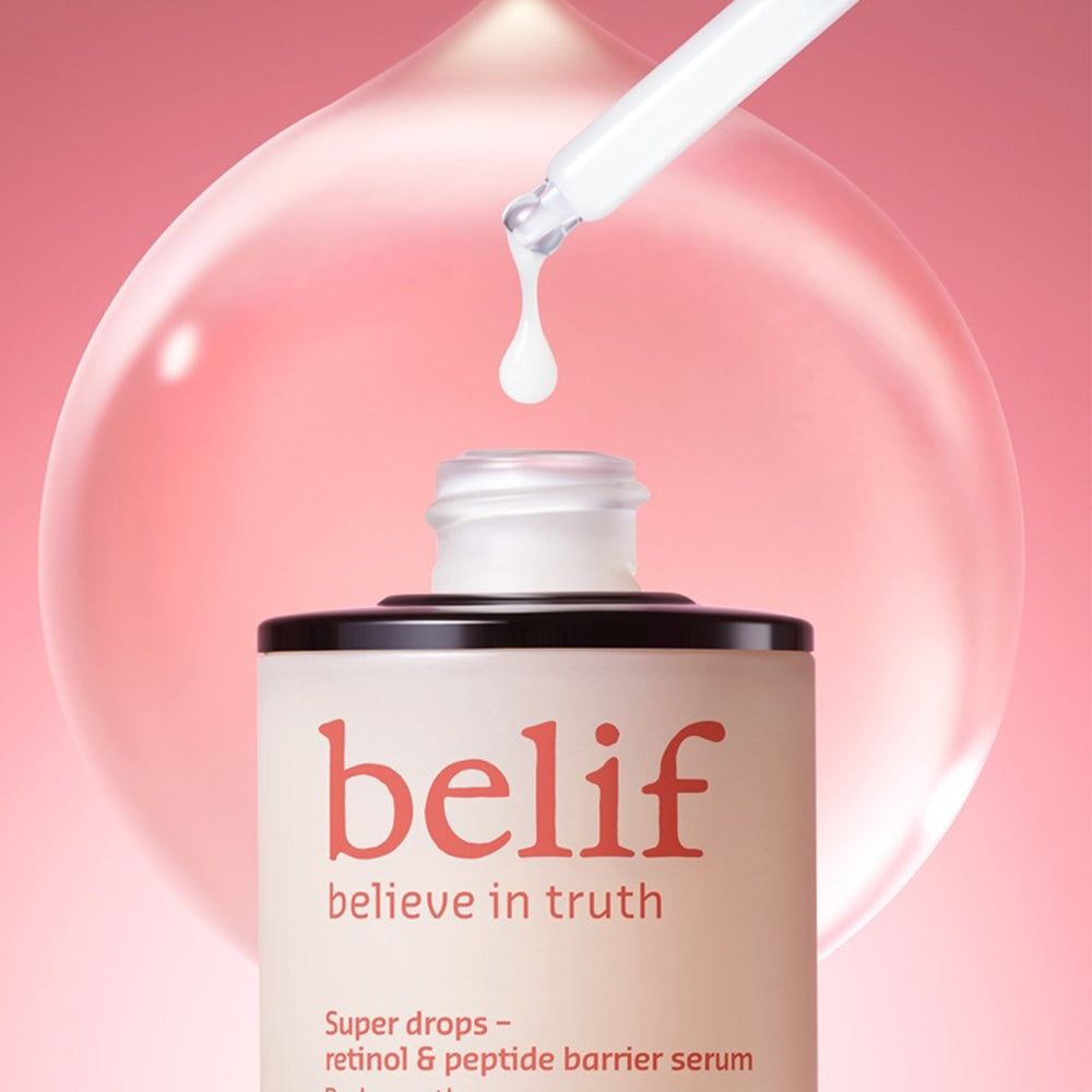 Druppel Belif Super Drops serum valt in de flessenopening. Bel op de achtergrond.