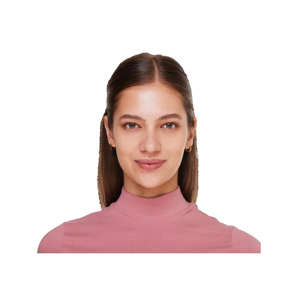 Portrait d'une femme aux longs cheveux bruns et portant un col roulé rose. Elle sourit légèrement.