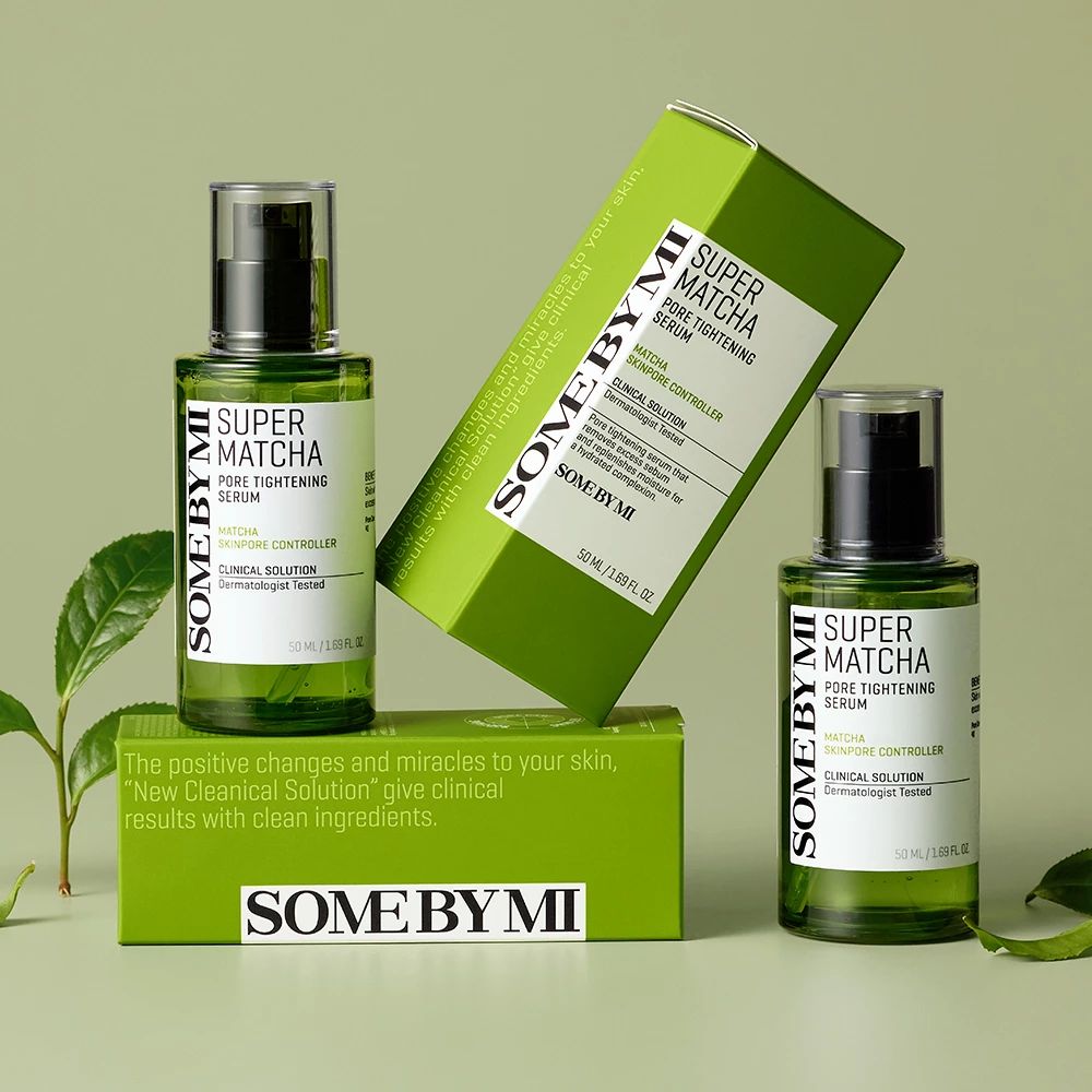 Twee groene serumflessen en een groene verpakking. Opschrift: SOME BY MI Super Matcha Pore Tightening Serum. Tekst op de verpakking.