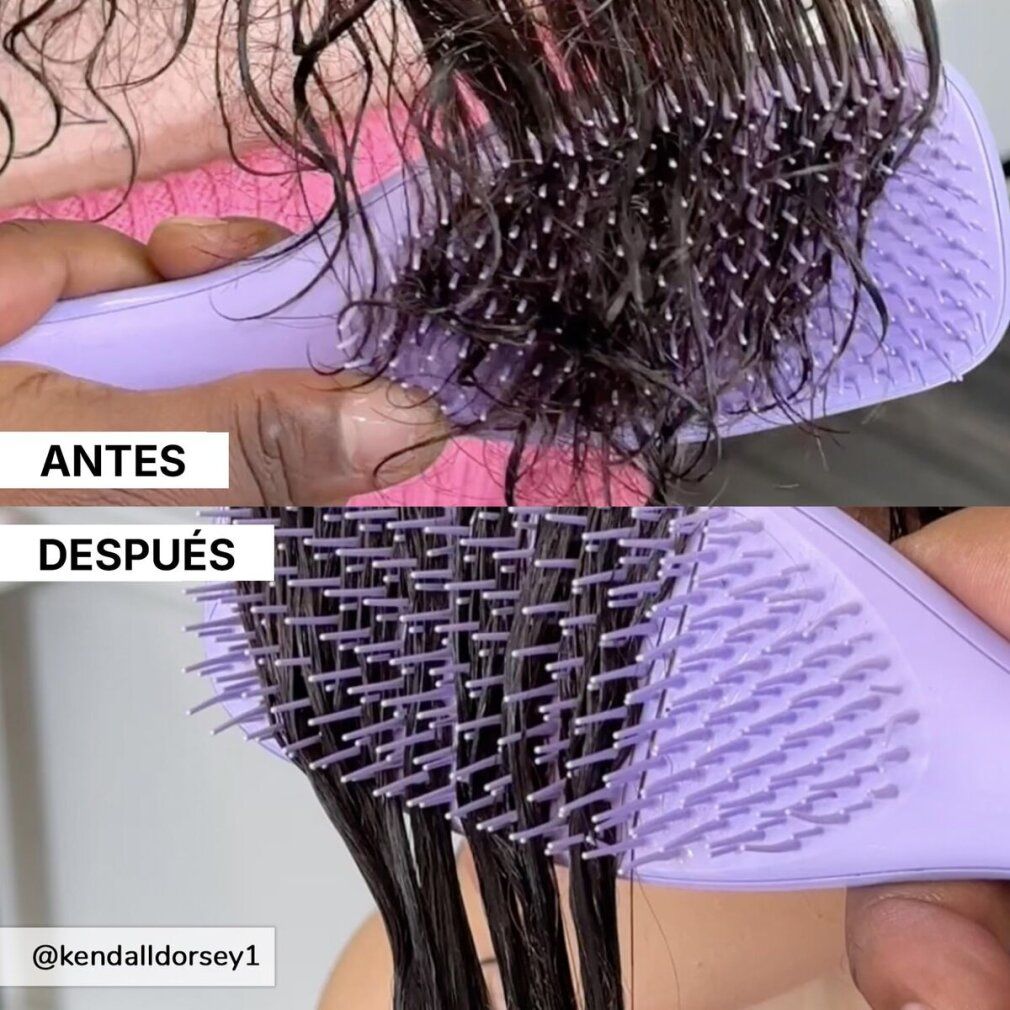 Brosse à cheveux violette avec des poils souples démêlant les cheveux mouillés.