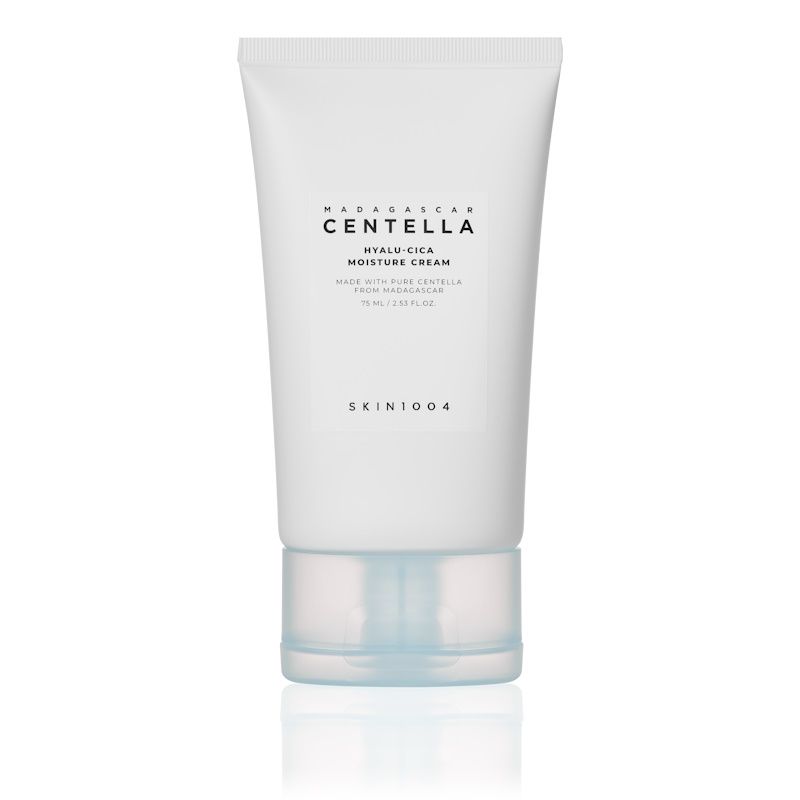 Witte tube met tekst: MADAGASCAR CENTELLA, HYALU-CICA MOISTURE CREAM, SKIN1004. Transparante onderkant.