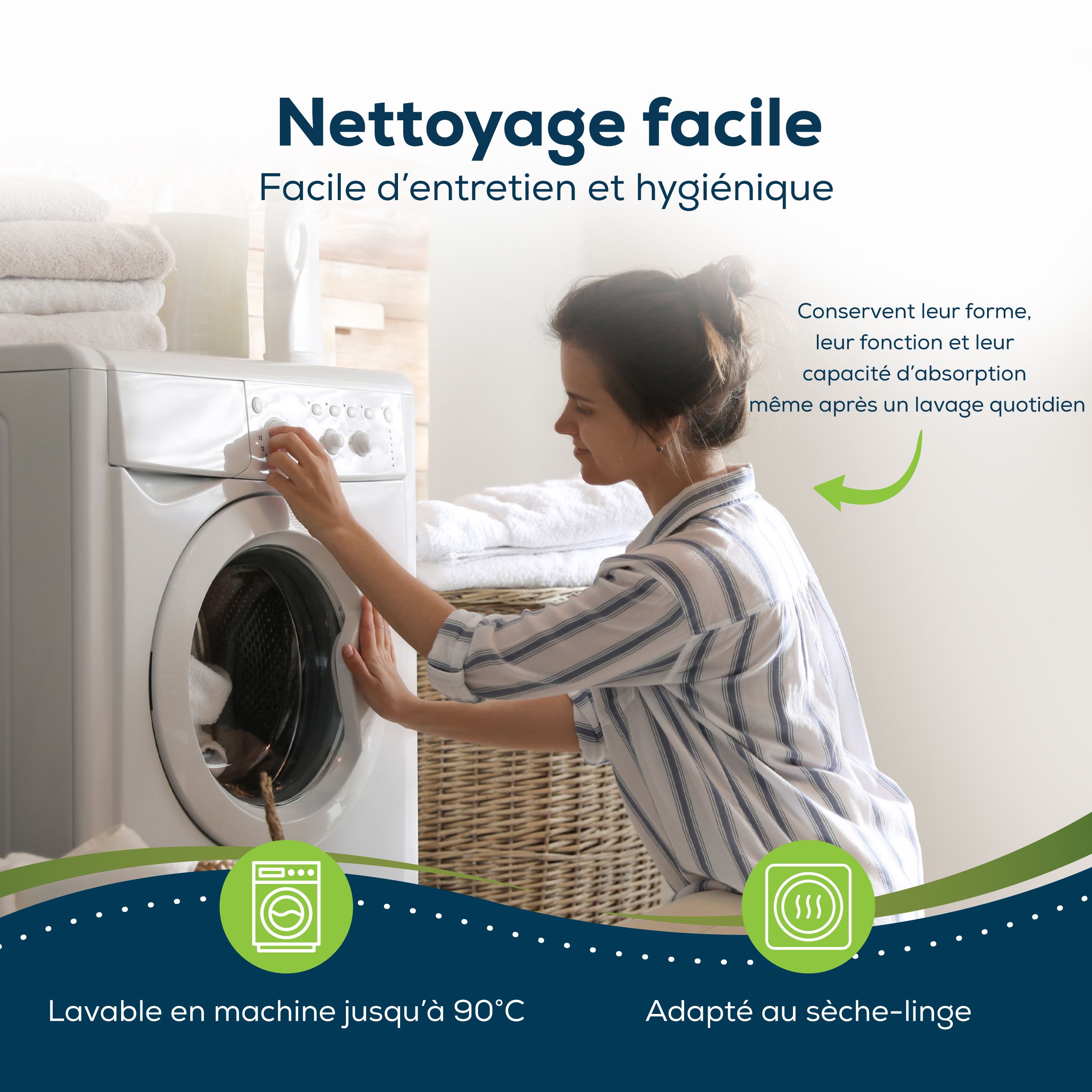 Femme met une alèse dans la machine à laver. Lavable jusqu'à 90°C. Sèche-linge autorisé.