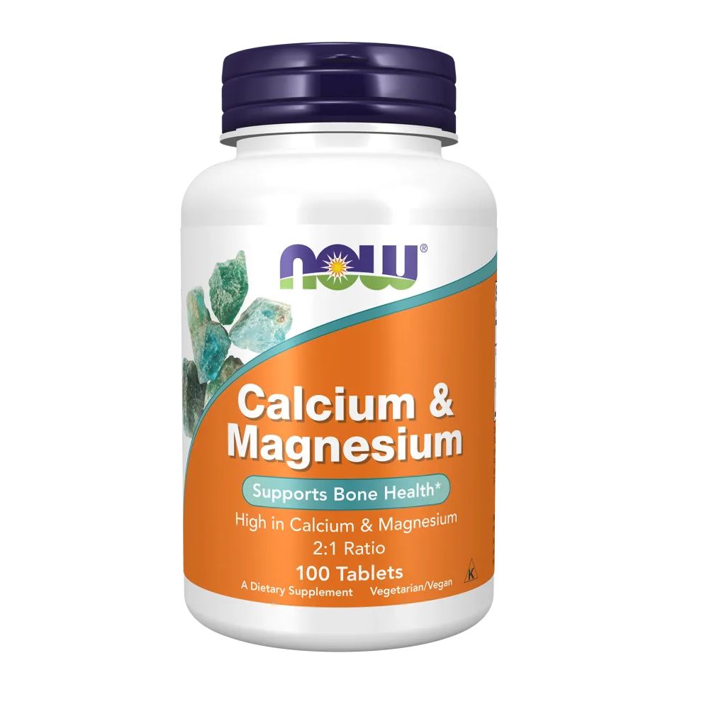 Witte fles met blauwe dop. Etiket met productnaam, informatie en logo. NOW FOODS Calcium & Magnesium.