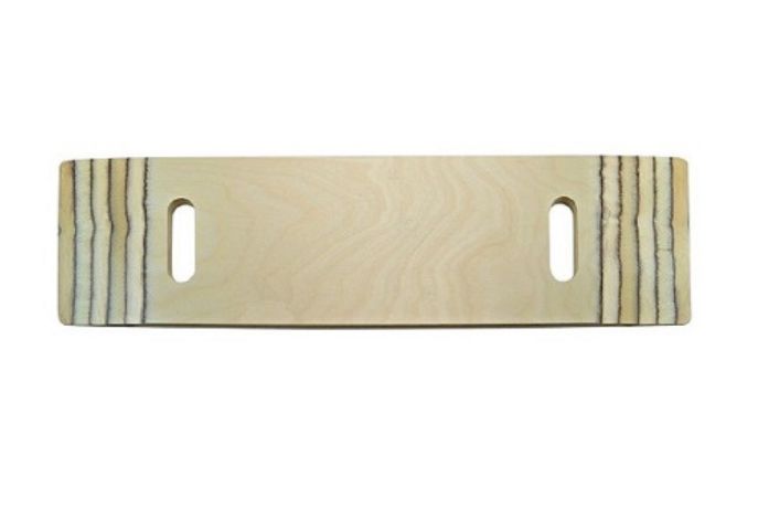 Houten transferplank met handgrepen. Rechthoekige vorm met afgeronde hoeken. Lichte houtnerf, twee openingen.