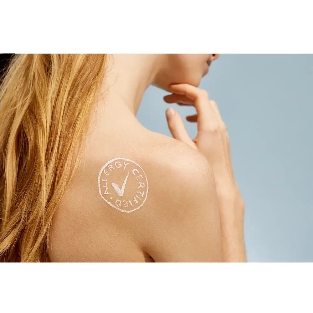 Sceau certifié hypoallergénique sur l'épaule d'une personne.