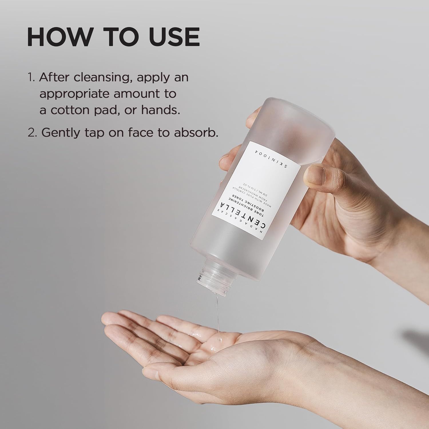 Madagascar Centella Tone Brightening Boosting Toner dans une bouteille en verre dépoli avec un bouchon blanc.