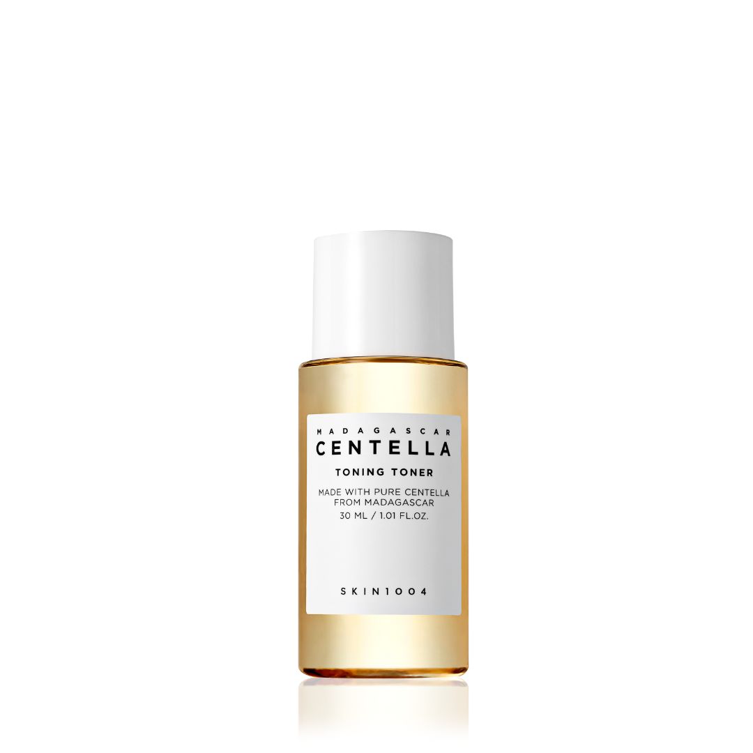 Een fles met witte dop. Productlabel met tekst: MADAGASCAR CENTELLA TONING TONER. 30 ml.