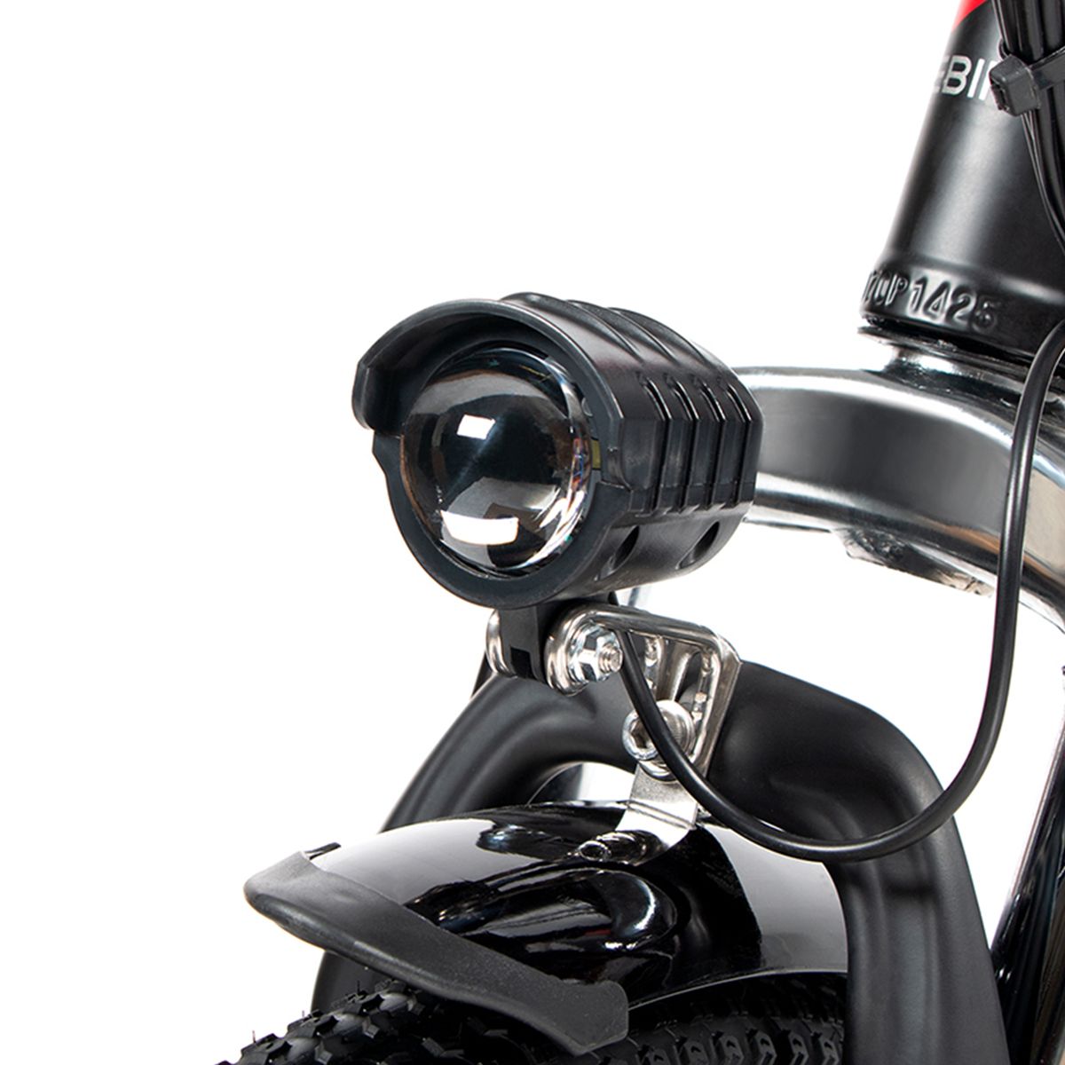 Gros plan du phare avant d'un vélo électrique. Boîtier noir, lentille claire. Marque SAMEBIKE.