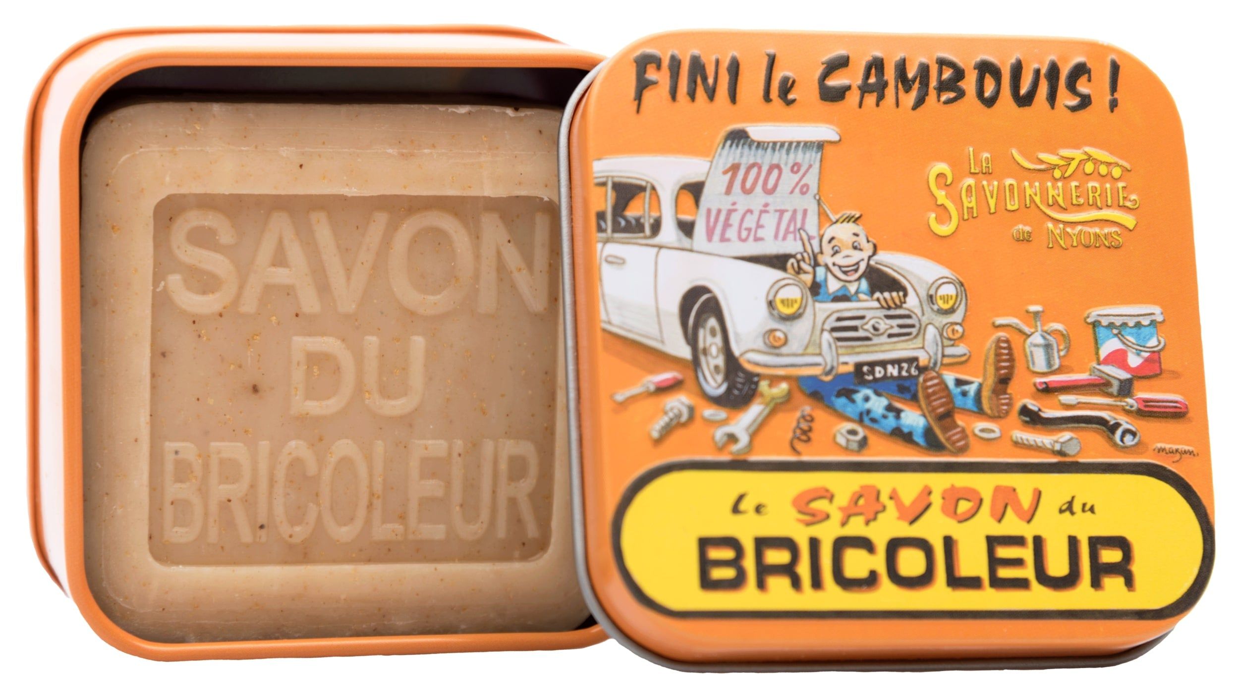 Open metalen doos met zeep. Zeep met opschrift "SAVON DU BRICOLEUR". Doos met illustratie van een auto en een monteur.