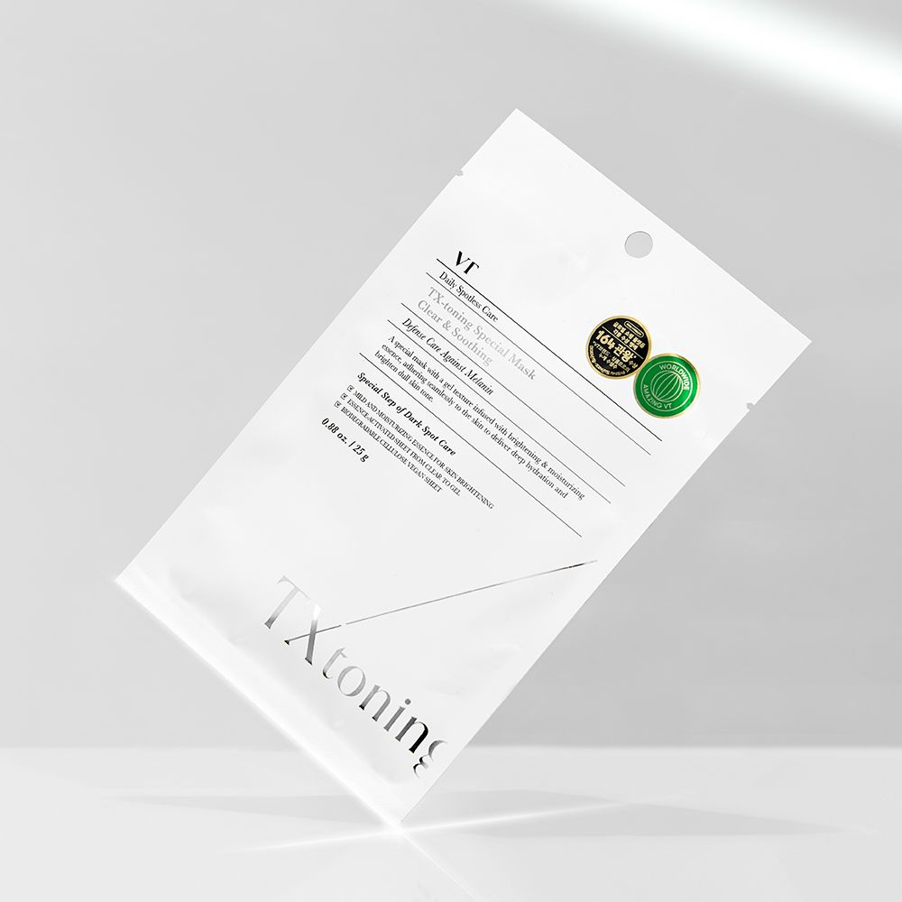 Verpakking van gezichtsmasker. Witte zak met tekst en logo's. Huidverzorgingsproduct.