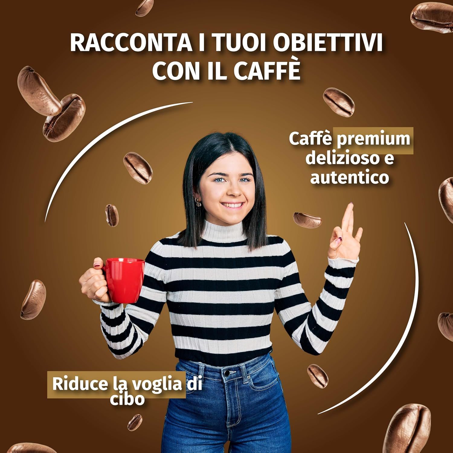 Vrouw in rood-zwarte gestreepte trui houdt een rode beker vast. Koffiebonen op de achtergrond. Tekst: Racconta i tuoi obiettivi con il caffè.