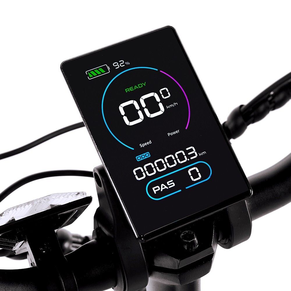 Écran numérique avec vitesse, puissance, indicateur de batterie et autres informations.