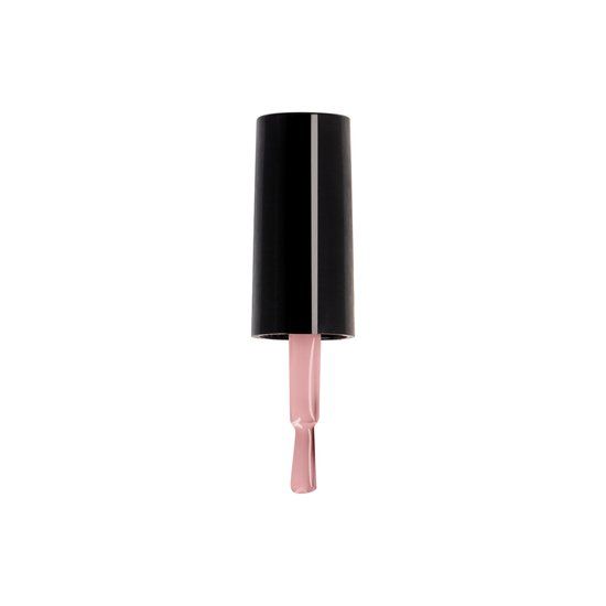 Bouchon noir avec pinceau. Pointe du pinceau avec vernis à ongles rose.