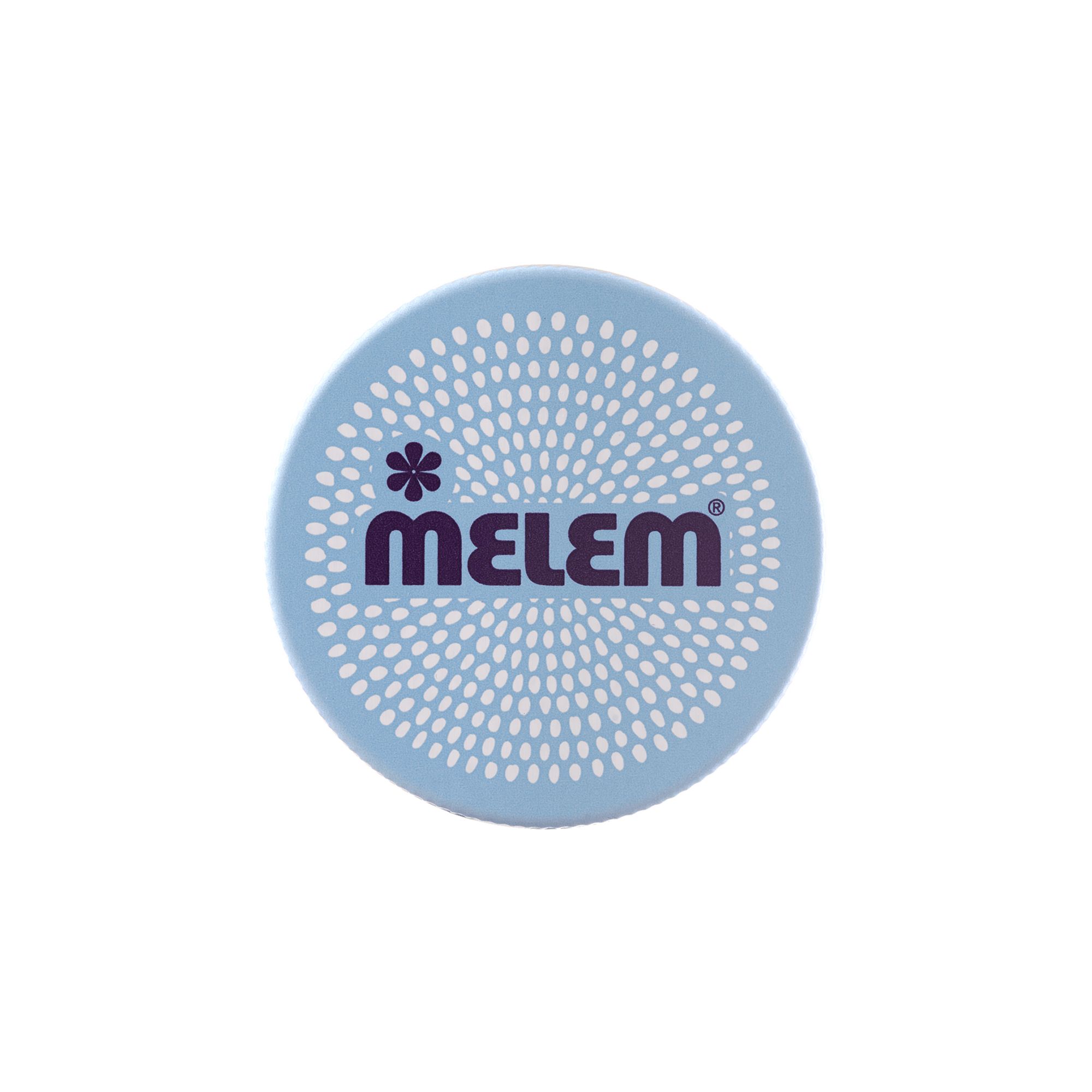 Contenant rond bleu clair avec motif de points blancs. Inscription violette « MELEM » et fleur.