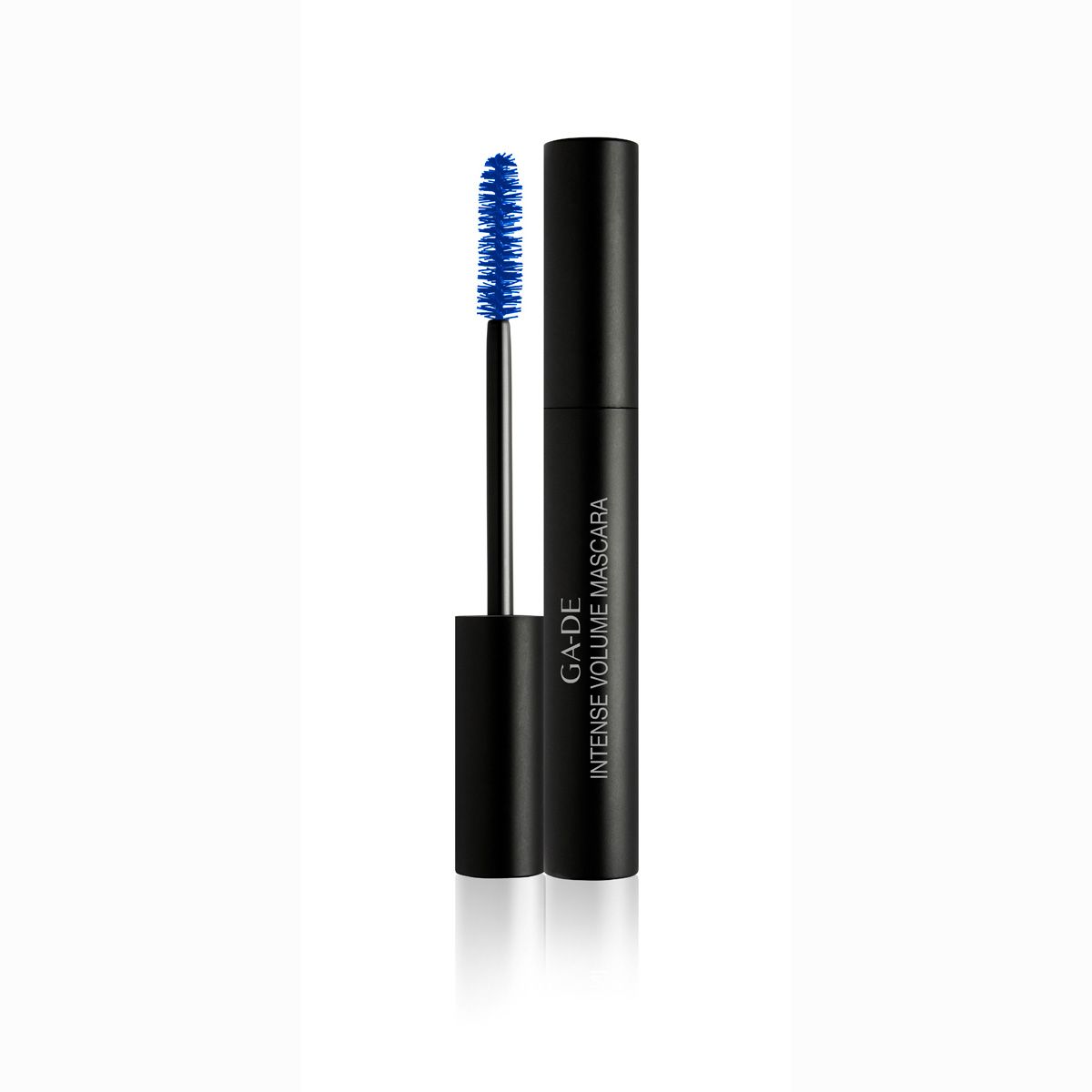Tube de mascara noir avec brosse bleue. Inscription: GA-DE Intense Volume Mascara. Brosse sortie.